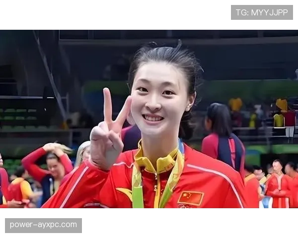 惠若琪出门拎个迷你包，里面的东西比我三个月工资还夸张